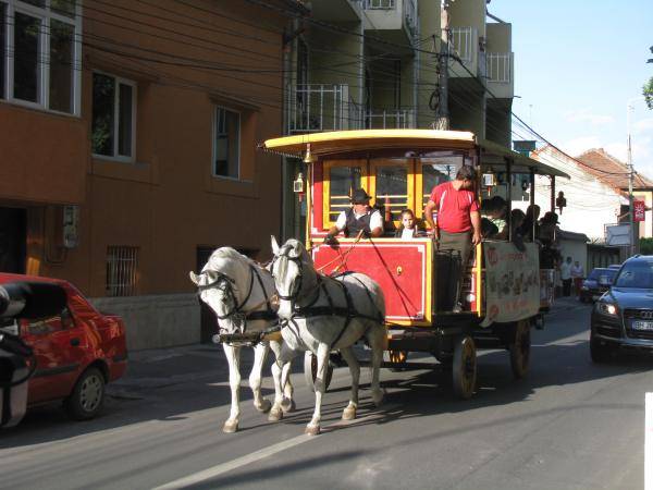 Nagyvárad: színielőadás az omnibuszon 