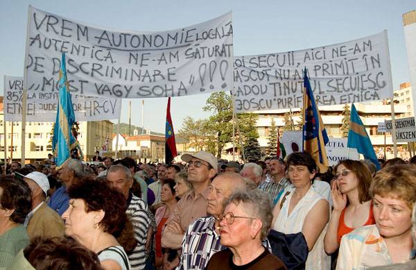 Merjünk kicsik lenni?! Az RMDSZ érdekvédelmi politikája: apró lépésekben a teljes önfeladás felé