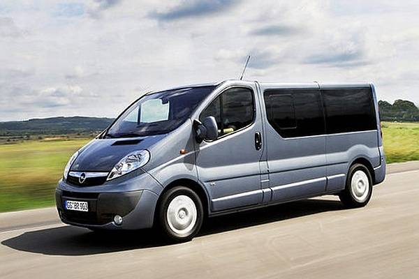 Hosszított tengelytávú buszlimuzin az Opeltől