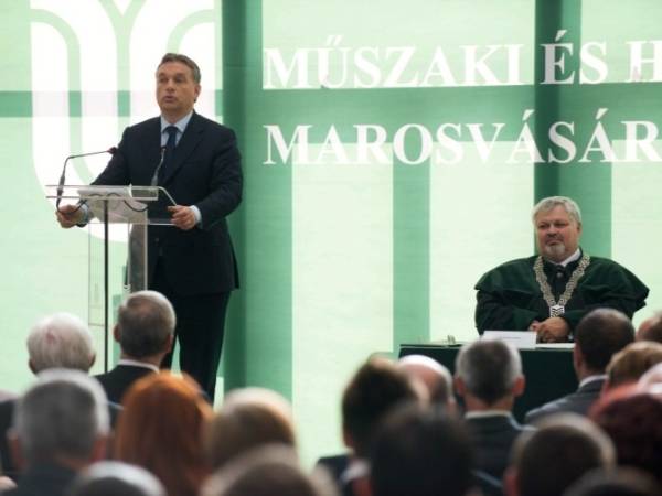 Az önsajnálat ellen szólt Orbán Viktor Marosvásárhelyen