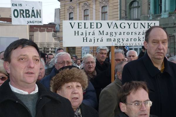 Több százan vettek részt az MPP és az SZNT által szervezett szimpátiatüntetéseken 