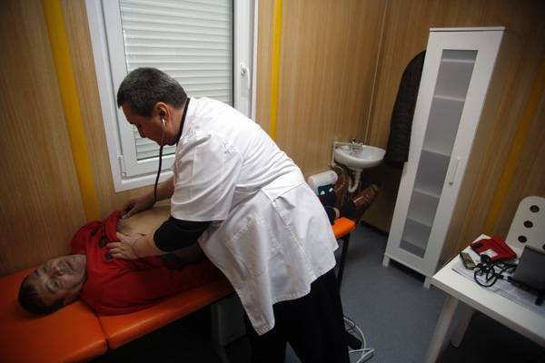 Megtiltanák az egészségügyi dolgozók párhuzamos tevékenységét