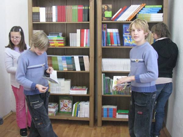 Könyvtárat avattak a Szentjobb község általános iskolájában 