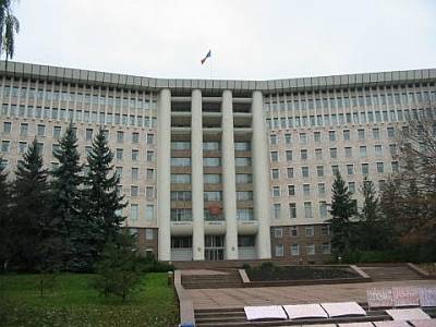 Bár a parlamenti mandátumokért EU-pártiak és oroszbarát alakulatok versengenek, a volt szovjet tagköztársaság lakosságának többsége a függetlenségben hisz 