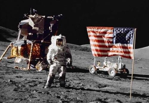 Neil Armstrong kitűzi az Egyesült Államok lobogóját 