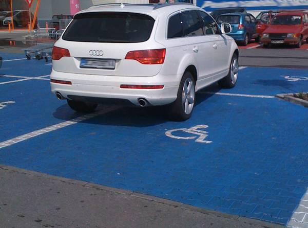 Látáskárosult gépkocsivezetők: hadat üzennek az álrokkantaknak