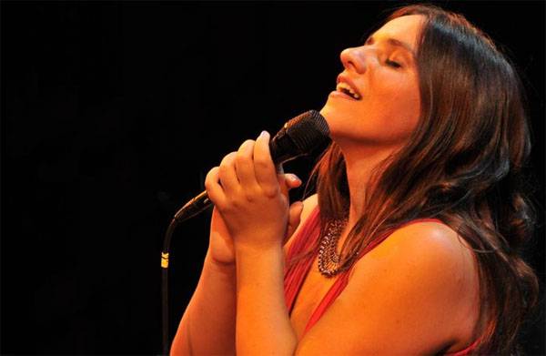 Megtörtént a csoda Palya Bea váradi koncertjén