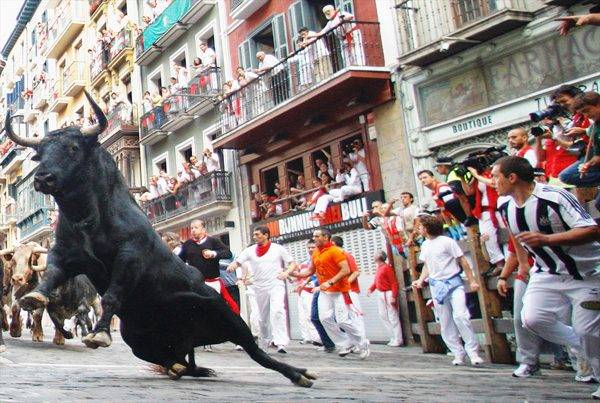 Kilenc embert ökleltek fel a bikák Pamplonában