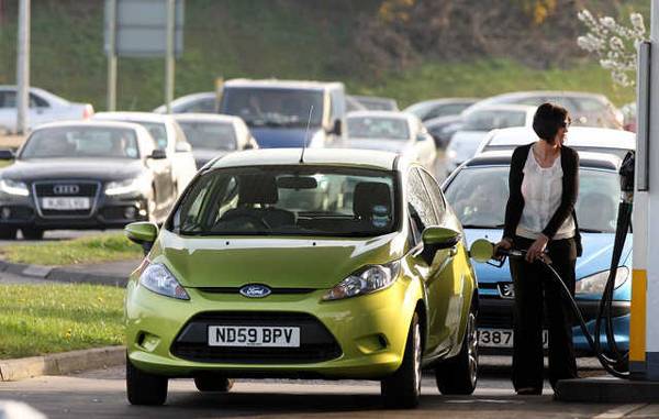 Kitört a brit „benzinláz”