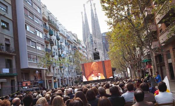 Csókolózó melegek fogadták a pápát (Videóval)