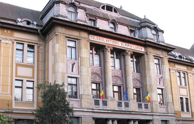 Marosvásárhelyen a polgármesteri hivatalhoz fordultak a tanintézmények kétnyelvű feliratozásának ügyében