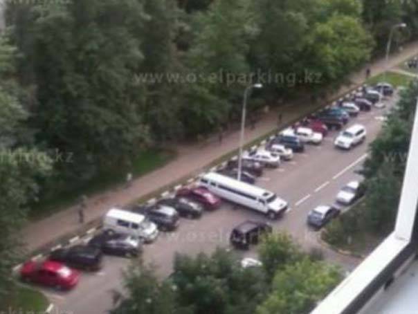 Kanyarban, villamossínen, nem számít: extrém parkolási szokások Kazahsztánban – FOTÓGALÉRIA