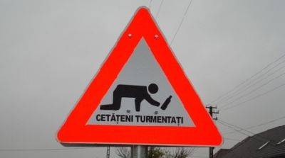 Közúti jelzőtáblák Pécskán: Vigyázat, részeg ember