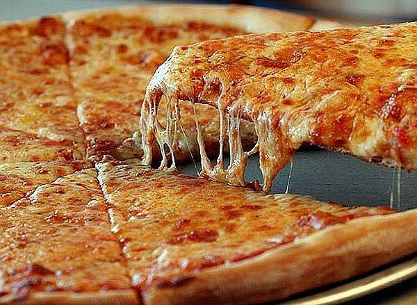 Házi pizzák csirkehússal, csirkemájjal, felvágottal