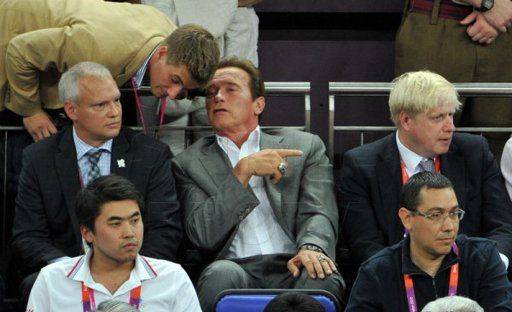Arnold Schwarzeneggerrel szurkolt az amerikai kosarasoknak Victor Ponta – FOTÓ