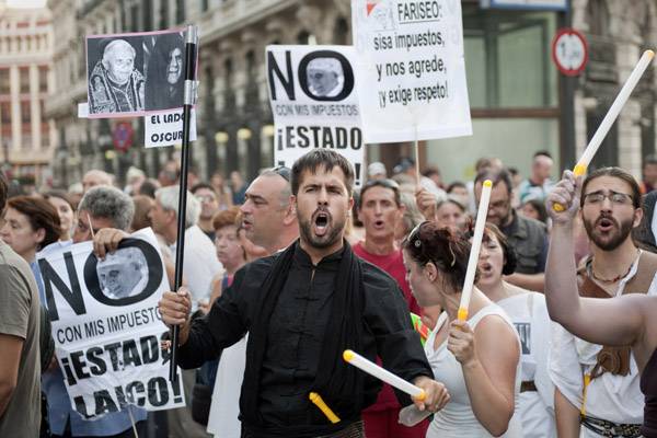 Több ezren tüntettek Madridban XVI. Benedek látogatása miatt 