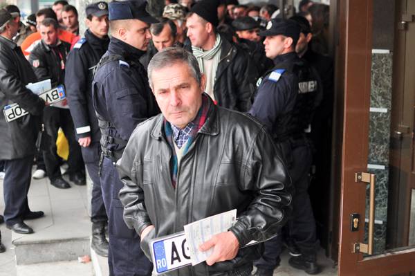 Nem lép érvénybe januártól az új gépkocsi-regisztrációs díjszabályozás