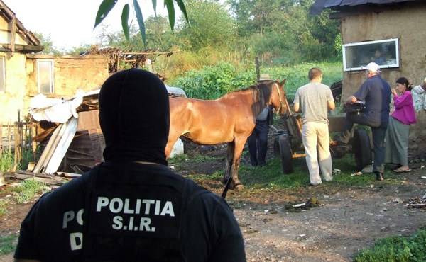 Kilenc roma személyt vittek el a rendőrök Magyaregregyen