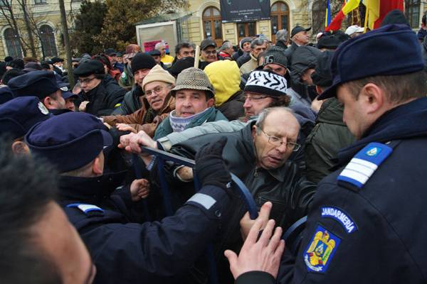 Botrányos forradalmi megemlékezések, bűnözőnek nevezték Iliescut a parlamentben