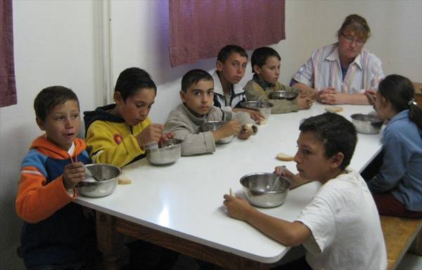 Ingyenebéd a sepsiszentgyörgyi roma diákoknak