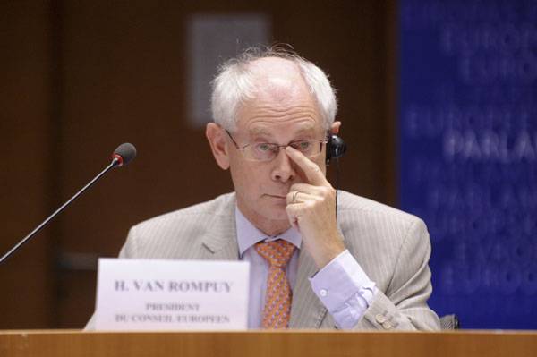 Különböző forgatókönyvek mentén próbálnák megmenteni az euróövezetet