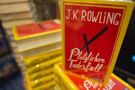 Vegyes kritikákat kapott J. K. Rowling felnőtt-regénye