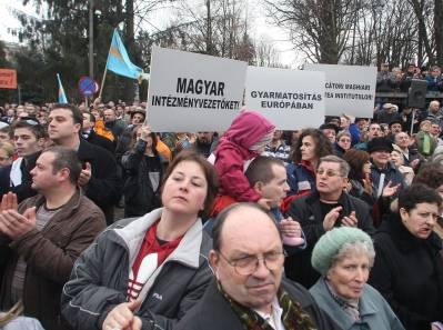 Közel ötezren tüntettek Sepsiszentgyörgyön a magyar intézményvezetők leváltása ellen