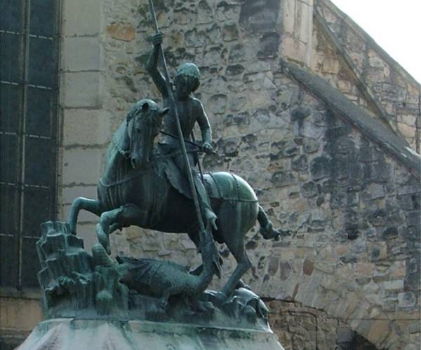 Leleplezik a Szent György-szobor másolatát Sepsiszentgyörgyön