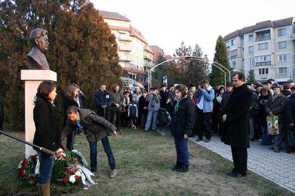 Szobrot állítottak Fábián Ernő közírónak Kovásznán