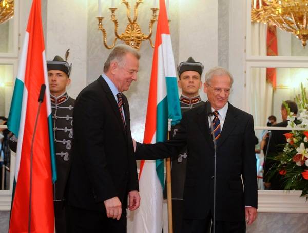 Átadta Sólyom Schmittnek az államfői hivatalt