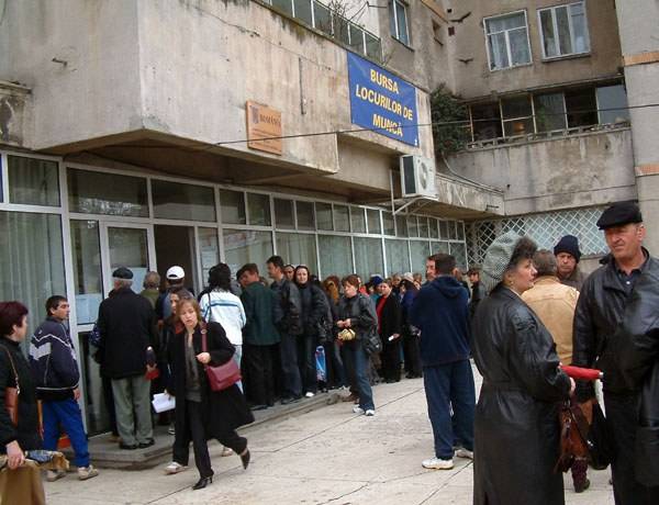 Kétszázezer munkahelyet szeretne megmenteni a kormány