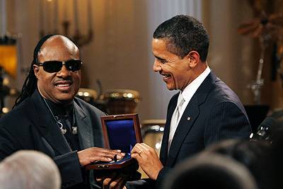 Obamáék adták át Stevie Wondernek a Gershwin-díjat 
