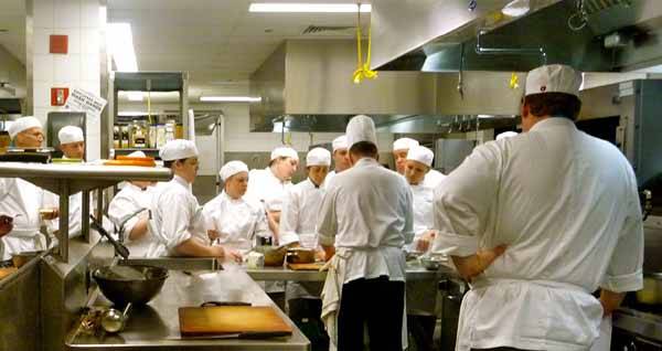 Vendéglátósnak tanulnak a bányászok