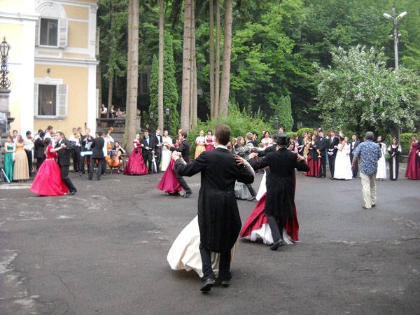 Nagyestélyiben vonult fel Sepsiszentgyörgy „aranyifjúsága” a Szentkereszthy kastélyban