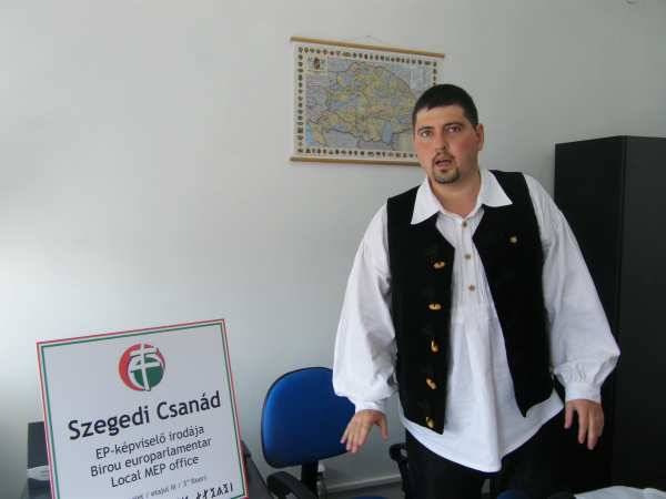 Kell a Jobbik Erdélyben? Irodát nyitott Szegedi Csanád Marosvásárhelyen