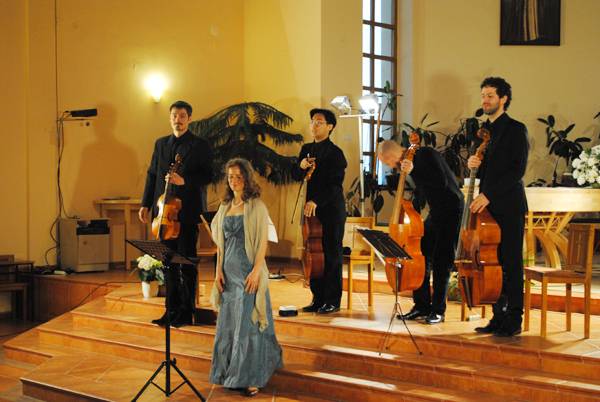 Tavaszünneplés gambával: elfeledett angol zene Sepsiszentgyörgyön