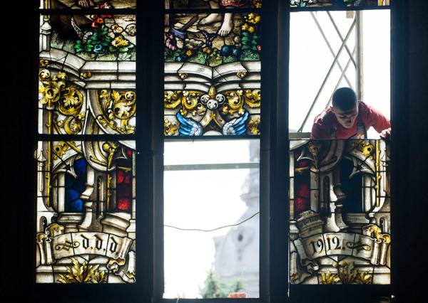 Restaurálják a kolozsvári Szent Mihály-templom ólomüveg ablakait 