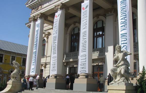 Közmeghallgatást tartottak a nagyváradi színház ügyében – szétválást akarnak