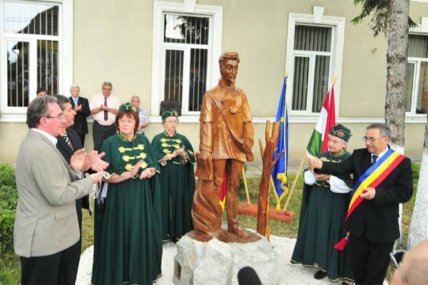 Tordaszentmihály: Petőfi-szoboravatás kompromisszummal