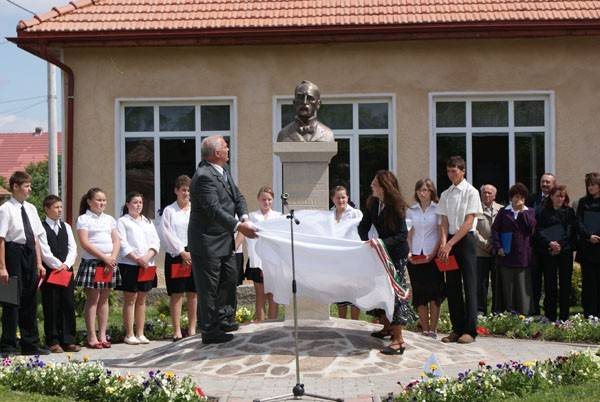 Nagy emberek szobrai Háromszéken
