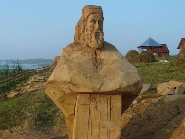 Tölgyfából készült óriásszobrok