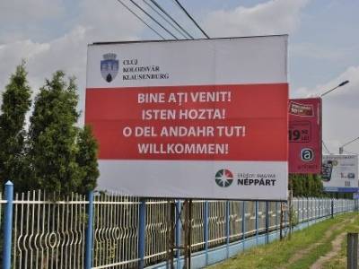 Visszakerült Kolozsvár szászfenesi bejáratához az EMNP többnyelvű óriásplakátja 