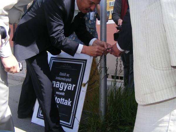 Leláncolták a gyásztáblát Sepsiszentgyörgyön