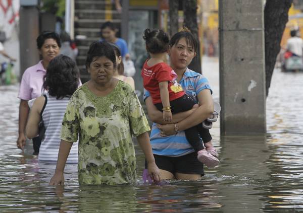 Áradnak a folyók, víz alatt Bangkok utcái