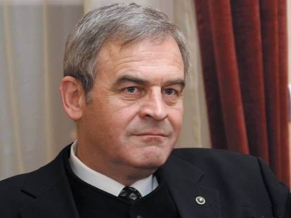Tőkés: hivatalosítani a magyart