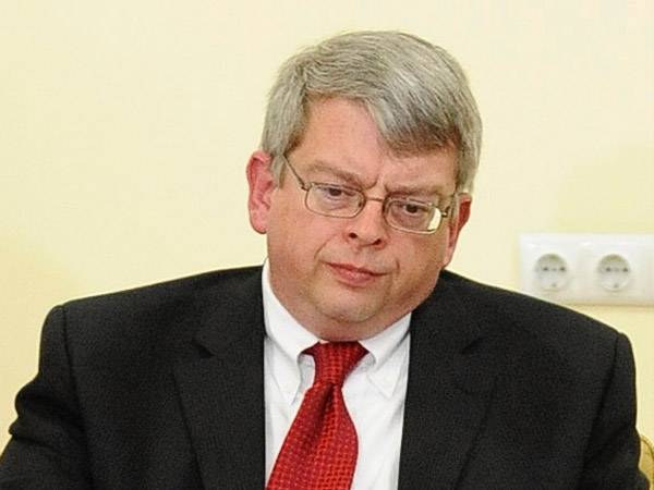 Tovább késik a nemzetközi hitel