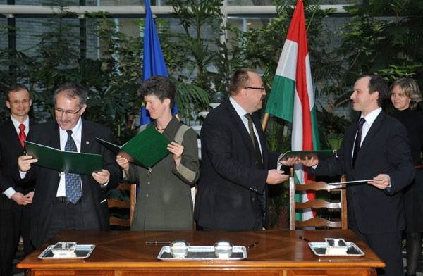 Demokrácia-központok nyílnak a tájékoztatásért