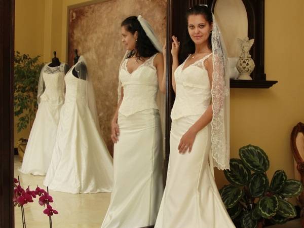 Menyasszonyi ruhák, cipők, kiegészítők és fotózás egy helyen Kézdivásárhelyen 