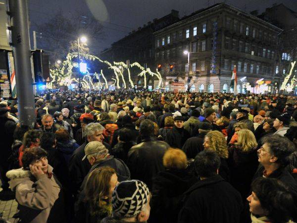 Tízezrek tüntettek Budapesten az új magyar alaptörvény ellen