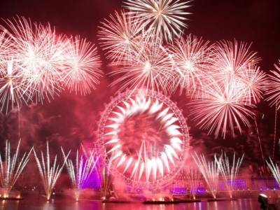 Világszerte tűzijátékokkal és ünnepségekkel köszöntötték az új esztendőt